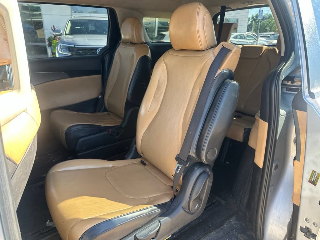 Used 2023 Kia Carnival LX FWD image 11