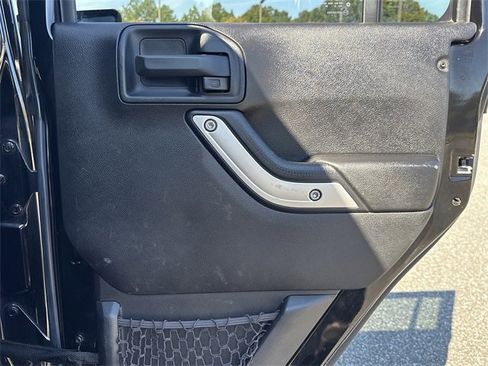 Used 2016 Jeep Wrangler Unlimited Sahara w/ Connectivity Group image 16