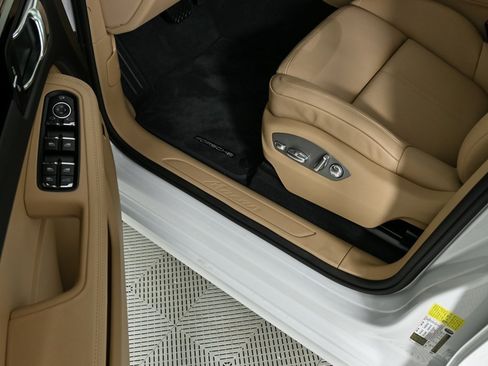 New 2025 Porsche Macan image 8