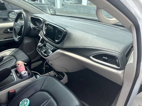 Used 2023 Chrysler Pacifica Touring-L AWD/4WD image 29