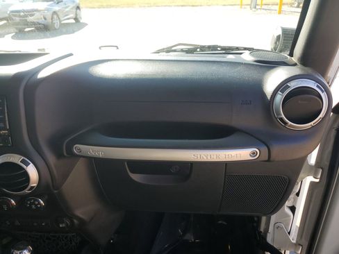 Used 2015 Jeep Wrangler Unlimited Sahara w/ Connectivity Group AWD/4WD image 32