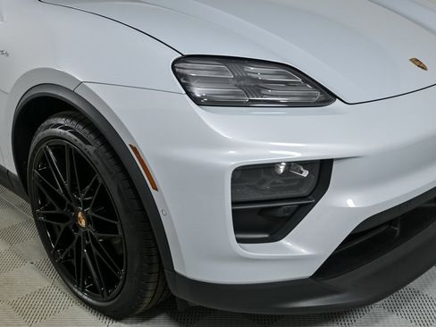 New 2025 Porsche Macan 4 Electric image 38