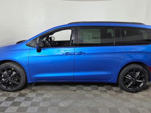 New 2026 Chrysler Pacifica Select w/ S Appearance Package image 4