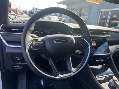 Used 2023 Jeep Grand Cherokee L Laredo image 13