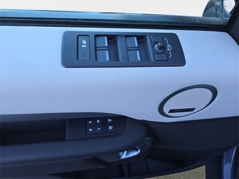 Used 2024 Land Rover Discovery Dynamic SE image 28