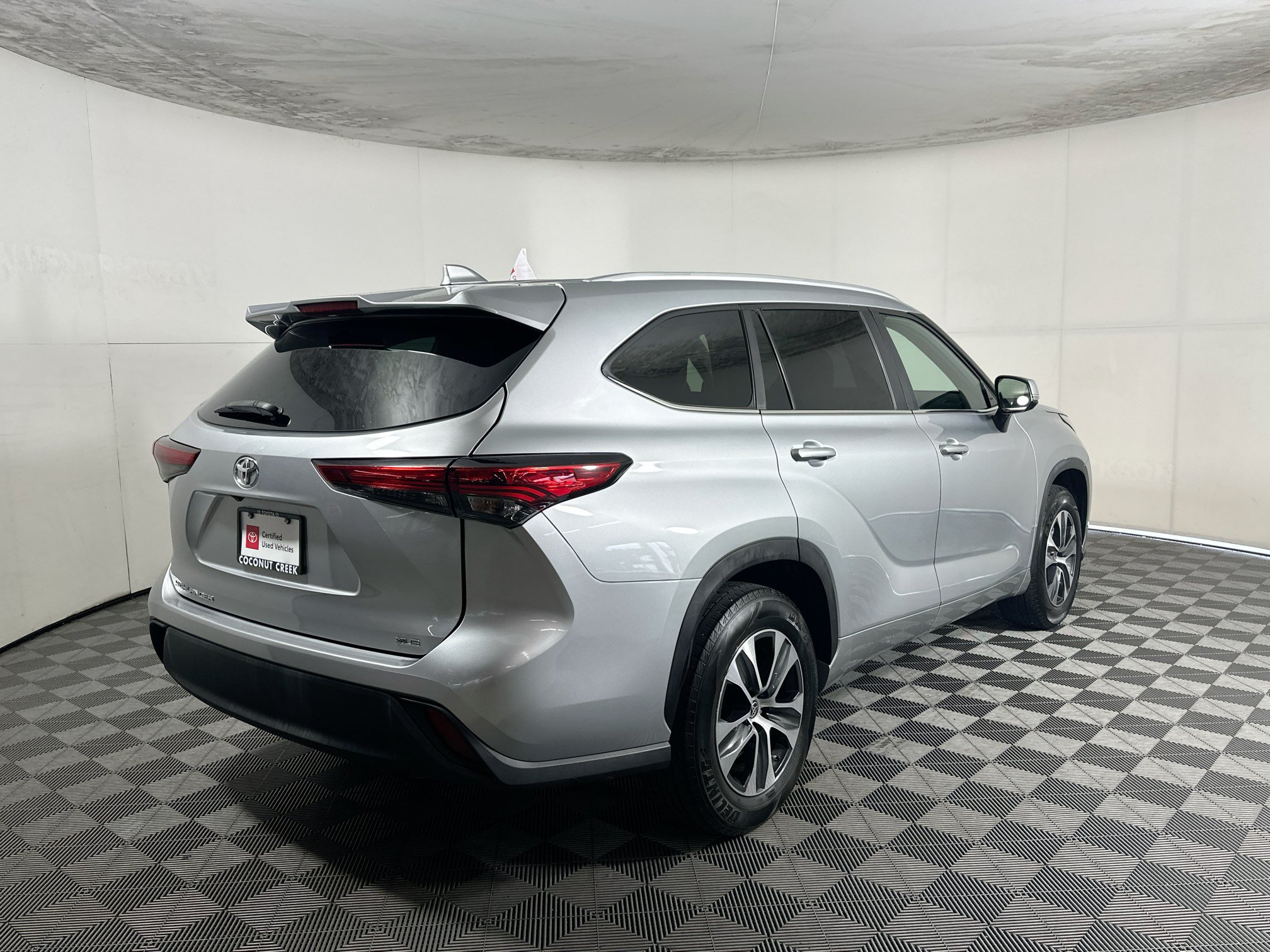 Used 2023 Toyota Highlander XLE FWD image 3