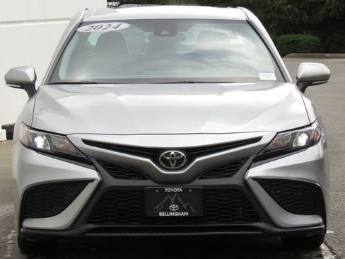 Used 2024 Toyota Camry SE FWD image 3