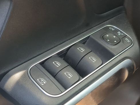 Used 2024 Mercedes-Benz GLB 250 4MATIC image 11