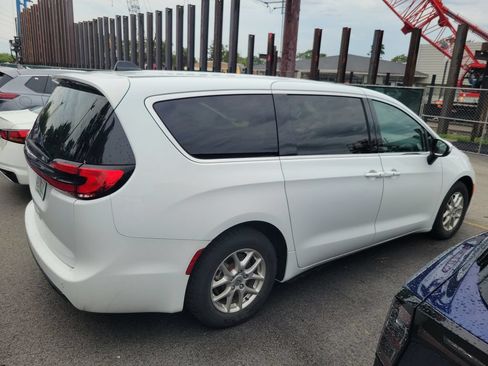 Used 2023 Chrysler Pacifica Touring-L FWD image 3