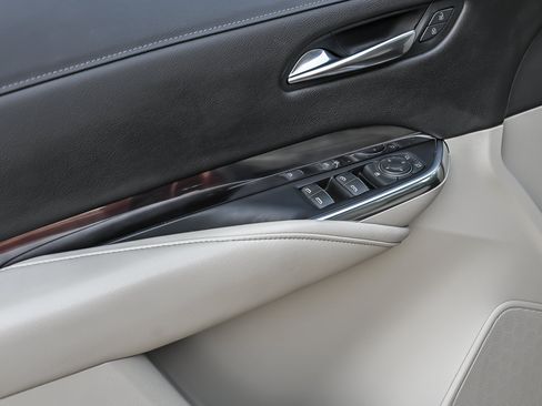 Used 2019 Cadillac XT4 Luxury w/ Cold Weather Package FWD image 16