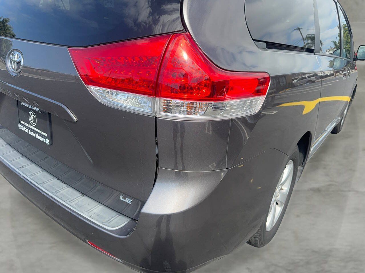 Used 2012 Toyota Sienna LE w/ Towing Pkg FWD image 25