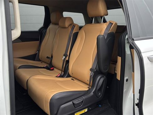 Used 2024 Kia Carnival LX image 22