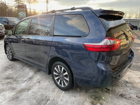 Used 2020 Toyota Sienna XLE Premium image 4
