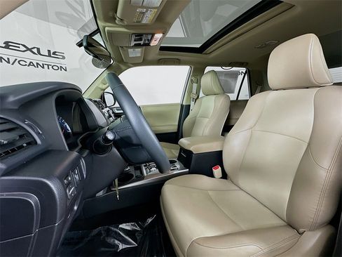 Used 2018 Toyota 4Runner SR5 Premium image 3