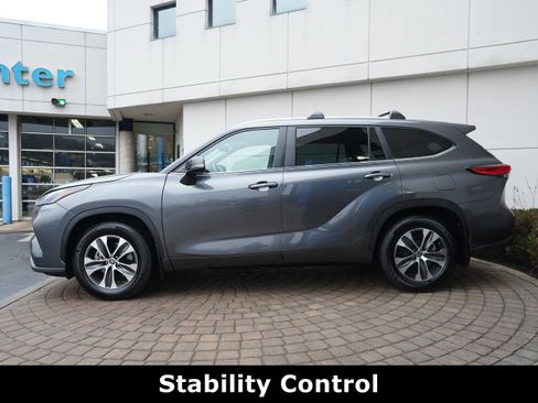 Used 2023 Toyota Highlander XLE image 19