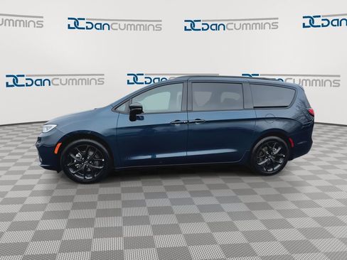 Used 2025 Chrysler Pacifica Limited image 5