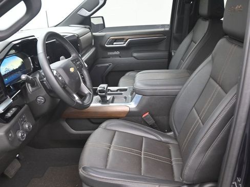 Used 2023 Chevrolet Silverado 1500 High Country w/ Technology Package RWD image 10