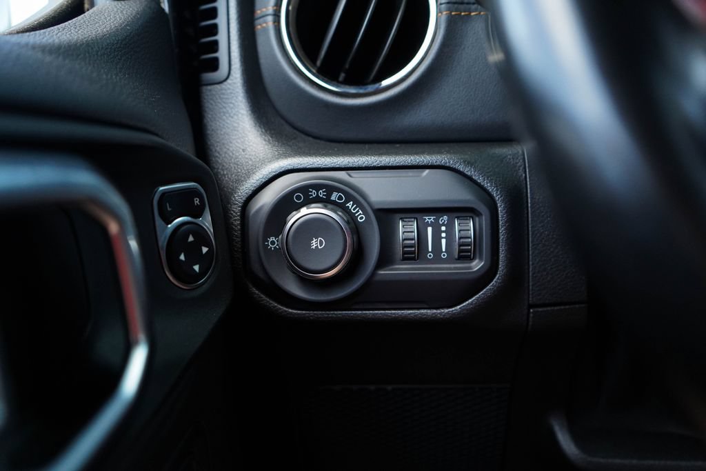 Used 2021 Jeep Wrangler Unlimited Sahara AWD/4WD image 32