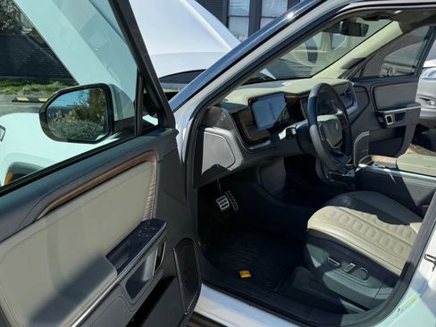 Used 2023 Rivian R1S Launch Edition image 9