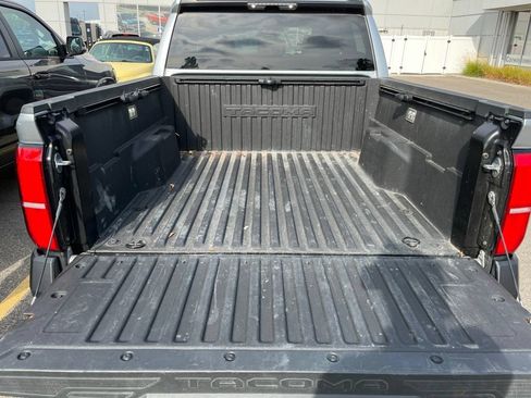 Used 2025 Toyota Tacoma SR w/ SR Upgrade Package AWD/4WD image 17