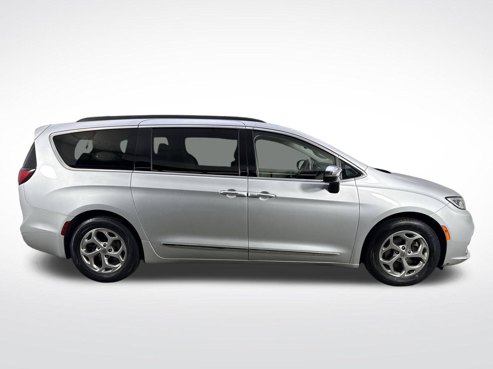 Used 2023 Chrysler Pacifica Limited FWD image 37