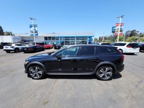 Used 2025 Volvo V60 B5 Cross Country Plus AWD/4WD image 5