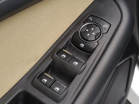 Used 2018 Ford Edge SE FWD image 27