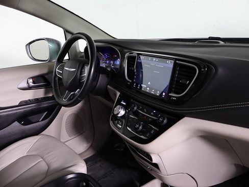 Used 2021 Chrysler Pacifica Touring-L image 29