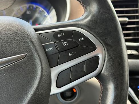 Used 2019 Chrysler Pacifica Touring-L FWD image 23