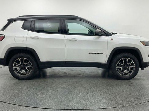 Used 2025 Jeep Compass Trailhawk AWD/4WD image 11