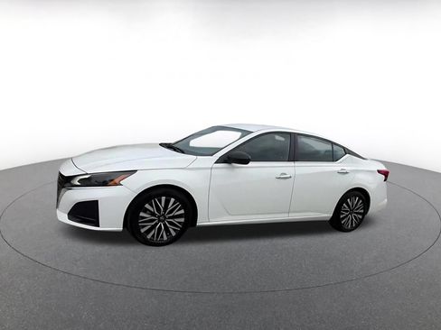 Used 2025 Nissan Altima 2.5 SV FWD image 8