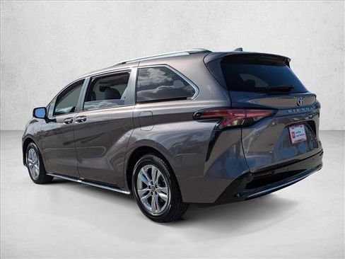 Certified 2022 Toyota Sienna Limited image 8