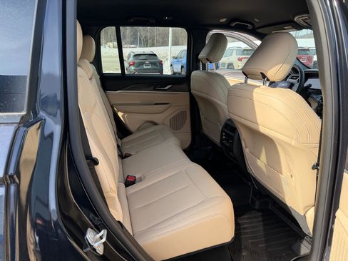 Used 2024 Jeep Grand Cherokee Limited image 35