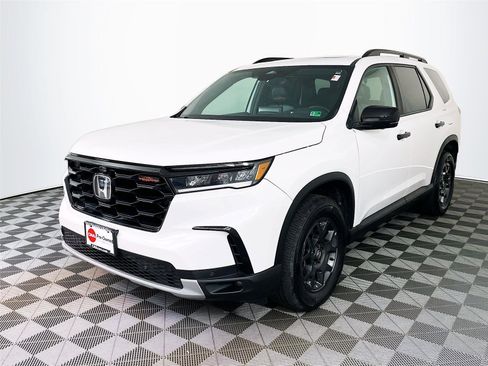 Used 2023 Honda Pilot TrailSport image 3