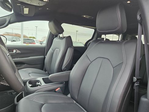 New 2026 Chrysler Pacifica Select image 12