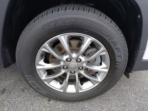 Used 2019 Jeep Cherokee Latitude Plus w/ Comfort/Convenience Group image 17