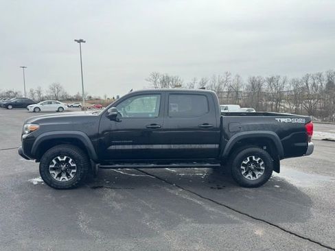 Used 2017 Toyota Tacoma TRD Off-Road w/ Exterior Package image 6