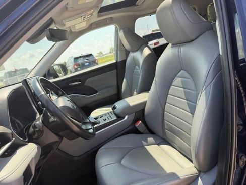 Used 2022 Toyota Highlander XLE AWD/4WD image 13