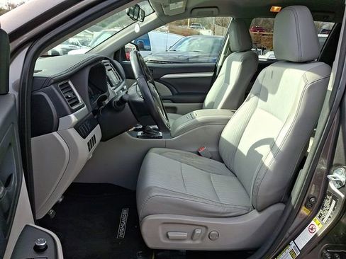 Used 2014 Toyota Highlander LE image 17