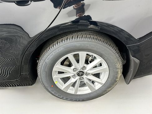 Used 2025 Toyota Camry LE w/ Convenience Package image 15