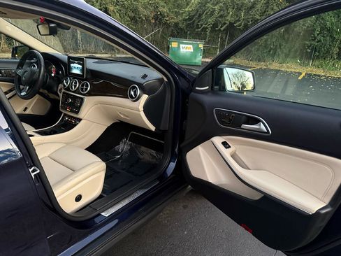Used 2017 Mercedes-Benz GLA 250 4MATIC w/ Premium Package image 16