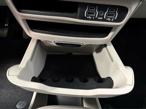 Used 2023 Chrysler Pacifica Touring-L FWD image 23