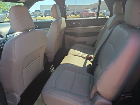 Used 2019 Ford Explorer XLT w/ Equipment Group 202A FWD image 11