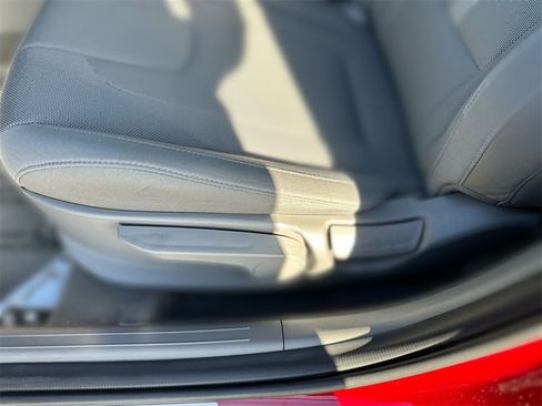 Used 2025 Hyundai Elantra SE image 14