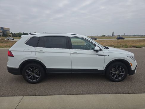 Used 2024 Volkswagen Tiguan SE image 6