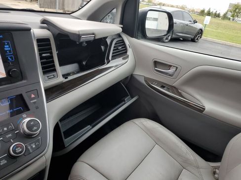 Used 2017 Toyota Sienna XLE Premium image 22
