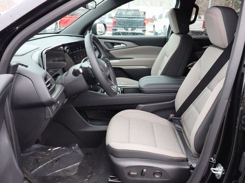 Used 2025 Chevrolet Traverse LT image 5