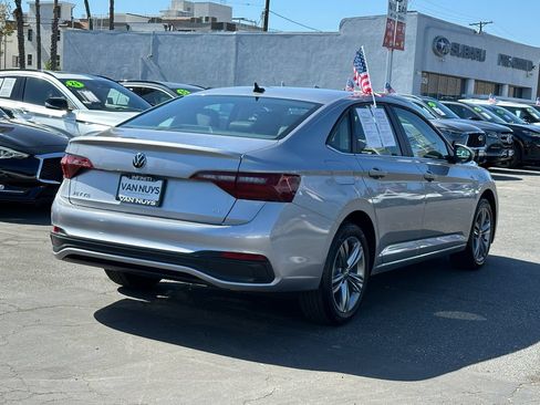 Used 2024 Volkswagen Jetta SE FWD image 7