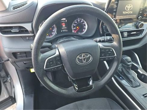 Used 2021 Toyota Highlander L FWD image 6