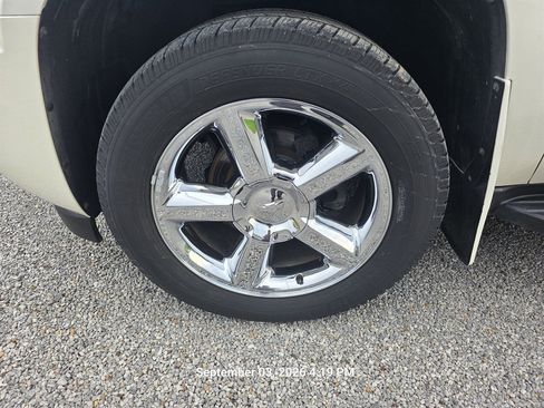 Used 2011 Chevrolet Avalanche LTZ AWD/4WD image 7